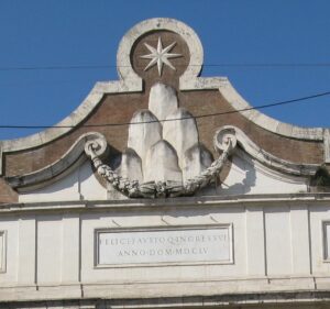 Ett hustak i Rom med ornament och stjärna och en skylt med text.